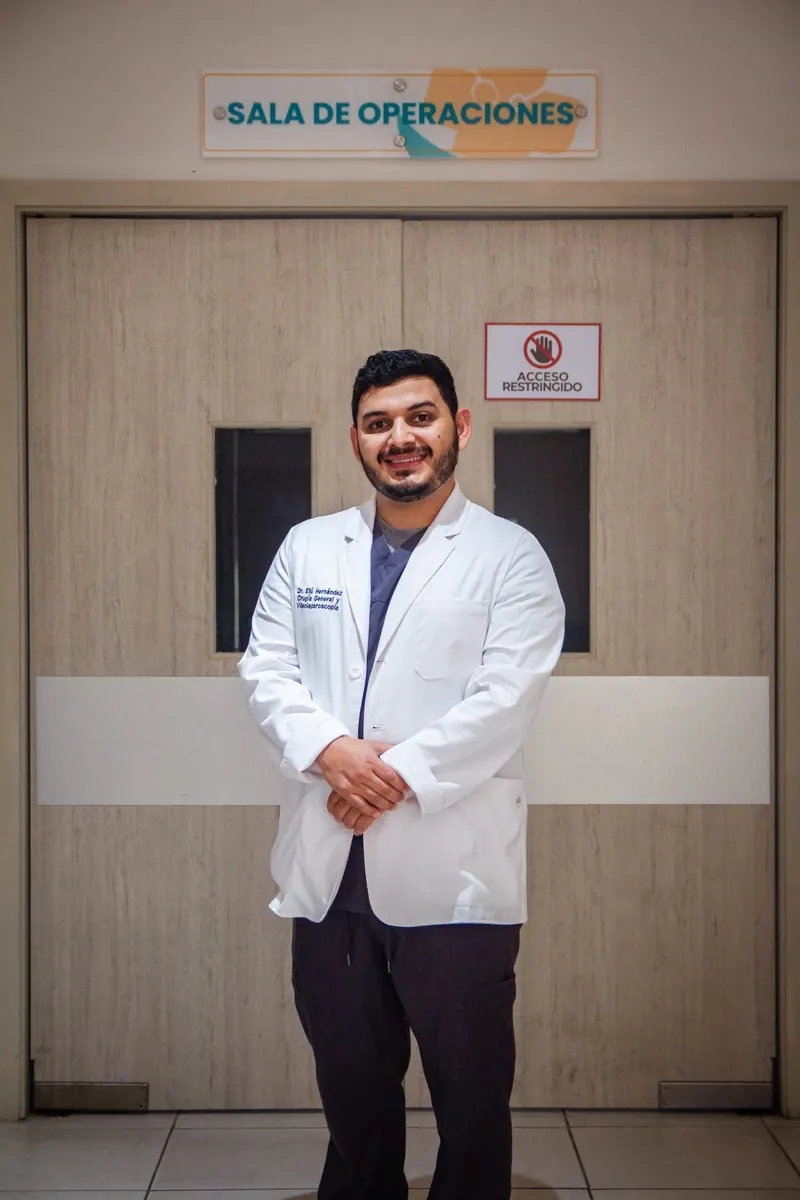 Dr. Eliú Hernández frente a la sala de operaciones del Hospital de Especialidades Médicas Zacapa